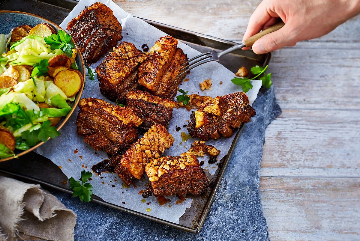 Knusper-Schweinebauch an Bratkartoffeln und Spitzkohl Rezept