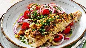 Knusper-Seelachs auf Tomatensalat Rezept - Foto: LECKER @ Bauer Media Group Knusper-Seelachs auf Tomatensalat Rezept - Foto: LECKER @ Bauer Media Group