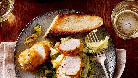 Knusper-Weißwurst mit Rahm-Wirsing Rezept - Foto: House of Food / Bauer Food Experts KG