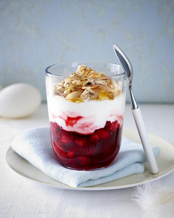 Knusperbecher mit gemischten Beeren Rezept | LECKER