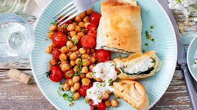Knusperfisch an Kichererbsengemüse Rezept - Foto: LECKER @ Bauer Media Group