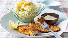 Knusperfisch mit Kartoffelsalat Rezept - Foto: LECKER @ Bauer Media Group Knusperfisch mit Kartoffelsalat Rezept - Foto: LECKER @ Bauer Media Group