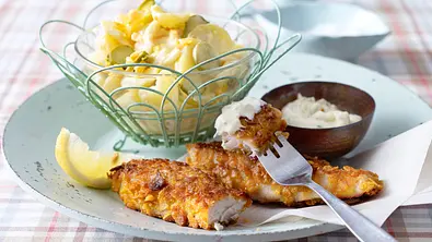 Knusperfisch mit Kartoffelsalat Rezept - Foto: LECKER @ Bauer Media Group