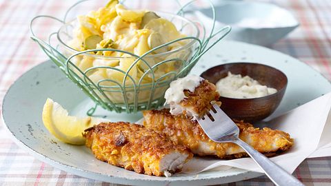 Knusperfisch mit Kartoffelsalat Rezept - Foto: House of Food / Bauer Food Experts KG