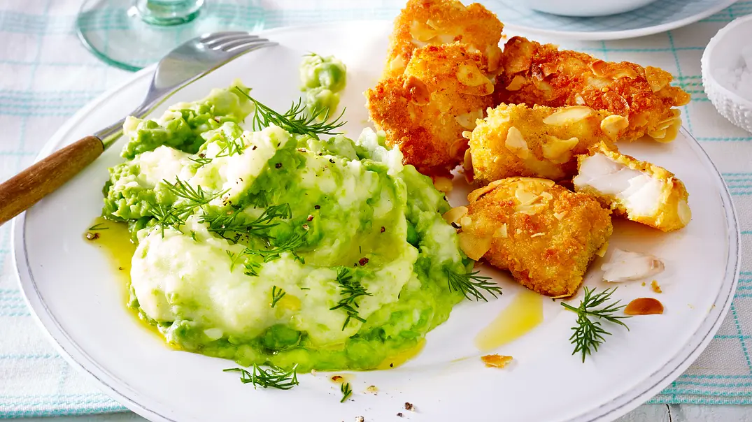 Knusperfisch-Nuggets mit Erbsenpüree Rezept - Foto: LECKER @ Bauer Media Group Knusperfisch-Nuggets mit Erbsenpüree Rezept - Foto: LECKER @ Bauer Media Group