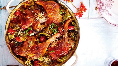 Knusperkeulen auf mediterranem Schmorkohl Rezept - Foto: House of Food / Bauer Food Experts KG