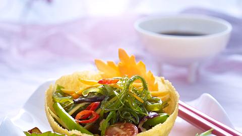 Knusperkörbchen mit Wakame-Gemüse Rezept - Foto: House of Food / Bauer Food Experts KG
