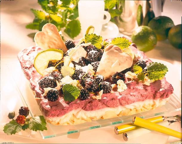 Knuspertorte mit Brombeeren Rezept Knuspertorte mit Brombeeren Rezept