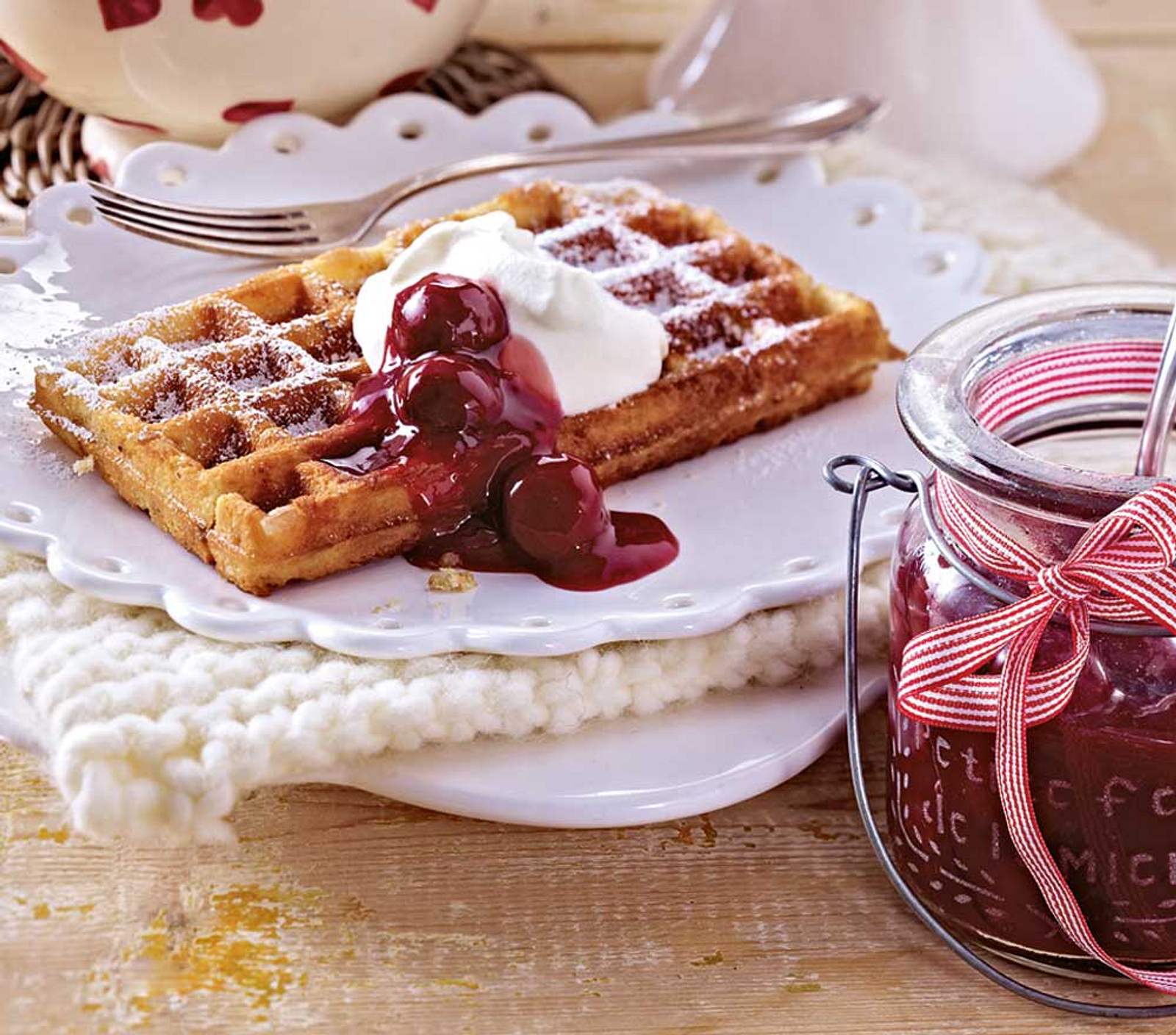 Knusperwaffeln mit heißen Kirschen Rezept | LECKER
