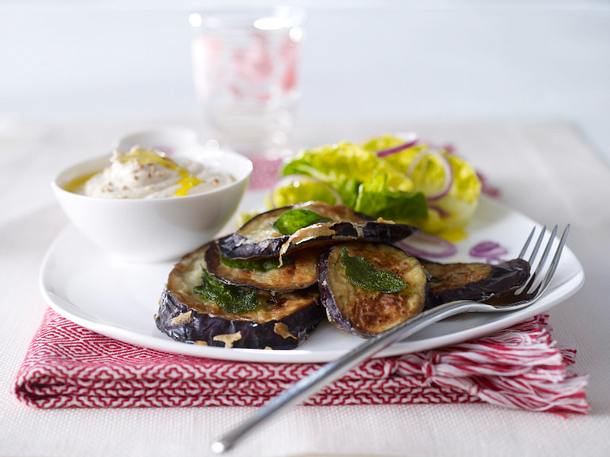 Knusprige Auberginenschnitzel mit Sesamdip Rezept Knusprige Auberginenschnitzel mit Sesamdip Rezept