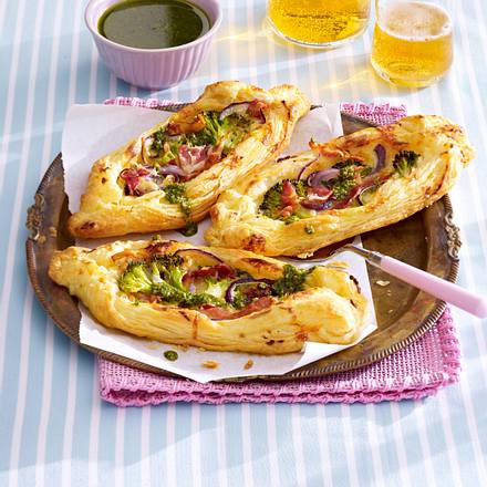 Knusprige Blätterteig Flute mit Bacon und Broccoli Rezept Knusprige Blätterteig Flute mit Bacon und Broccoli Rezept