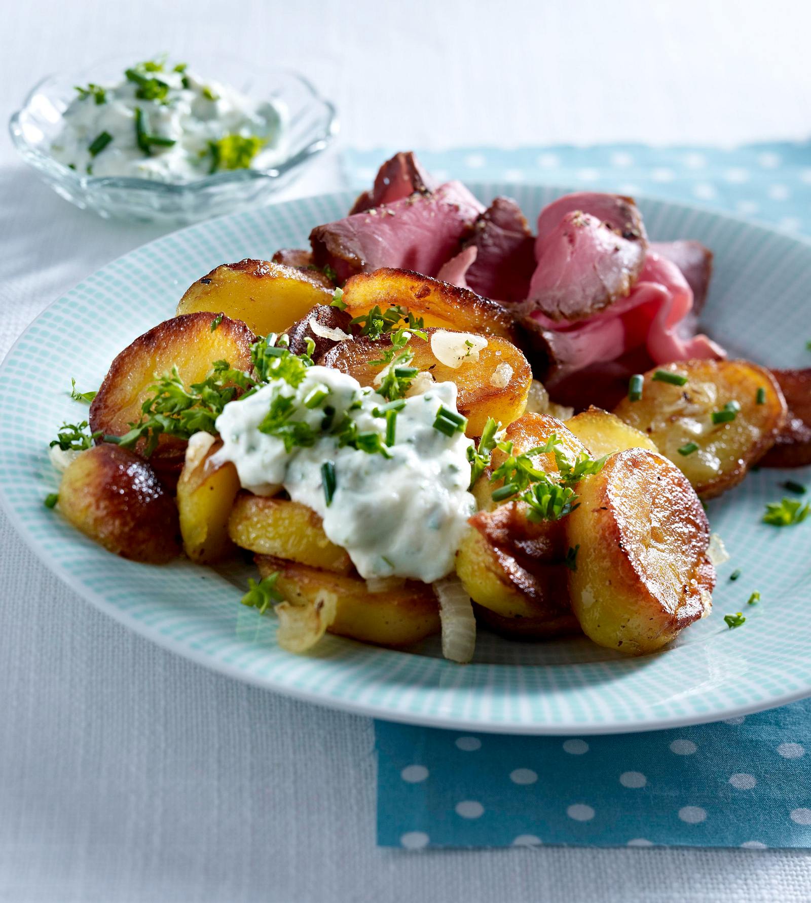 Knusprige Bratkartoffeln mit Kräuter-Quark-Remoulade Rezept | LECKER