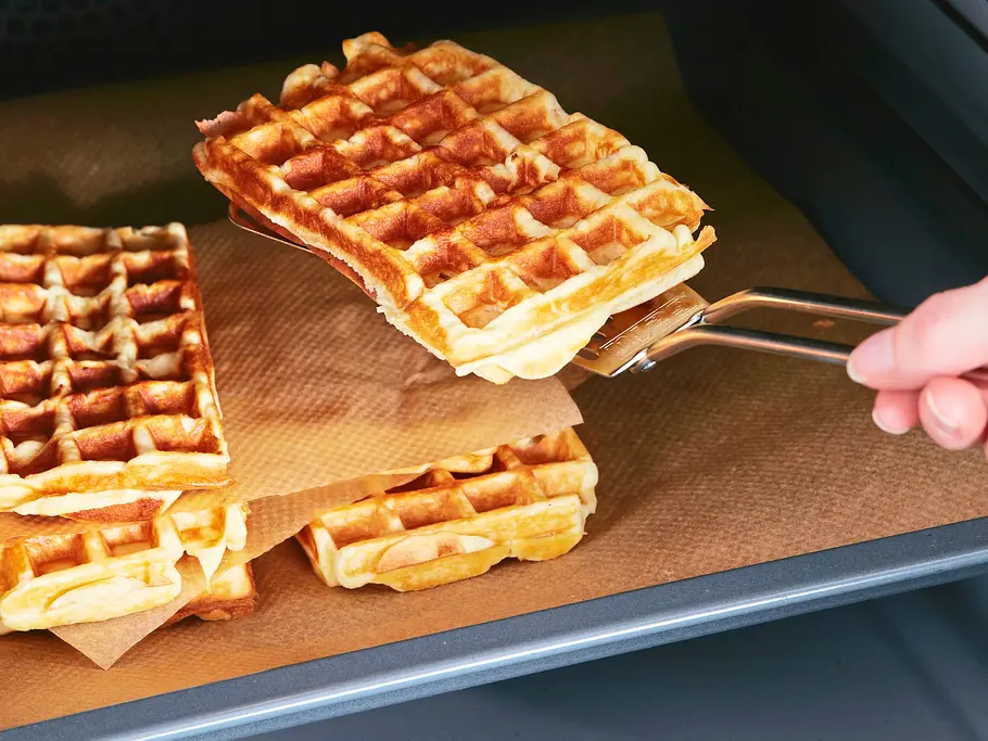 Deftig mit Speck und Spiegelei Rezept Knusprige Butter-Waffeln Rezept
