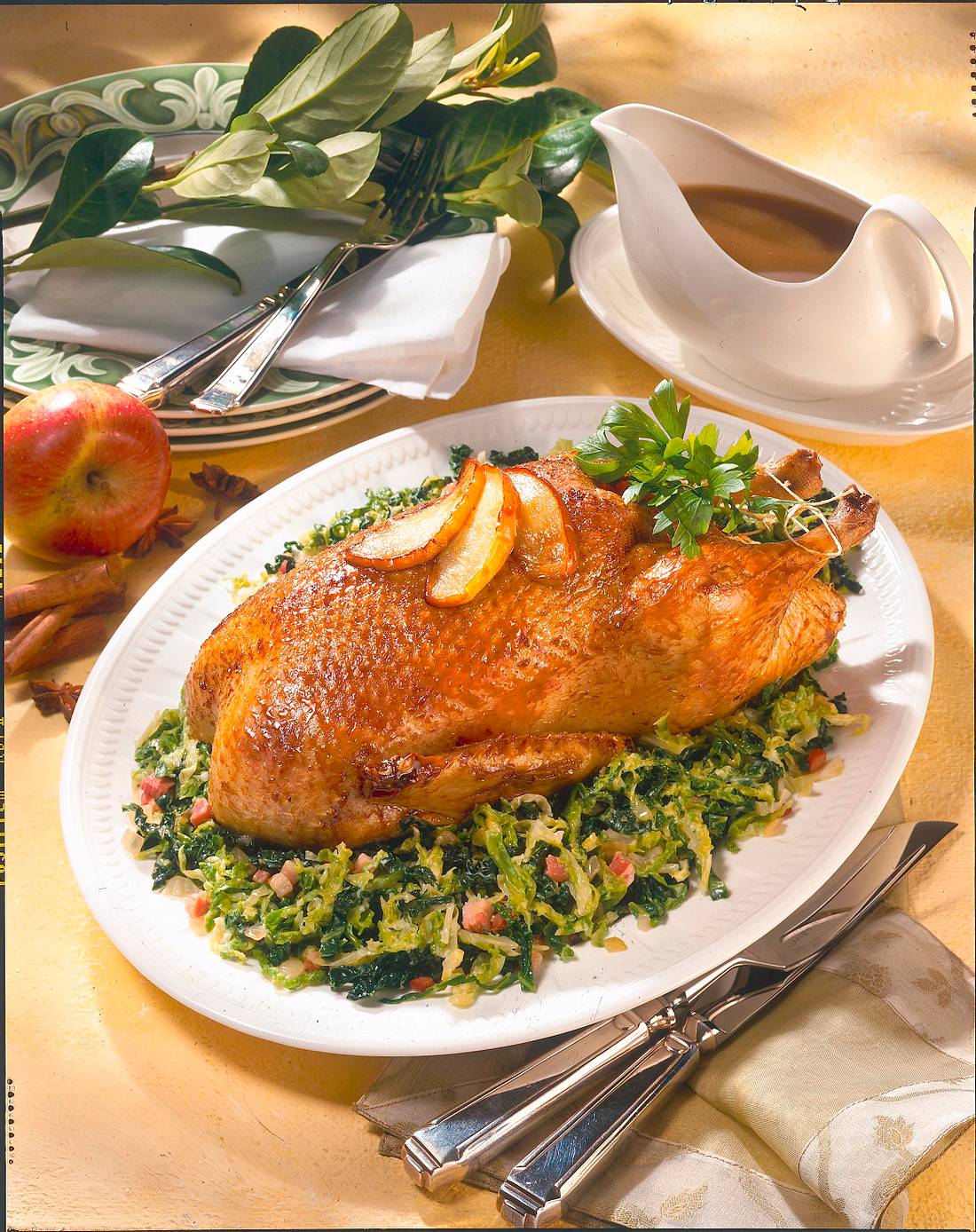 Knusprige Ente mit Apfel-Soße Rezept | LECKER