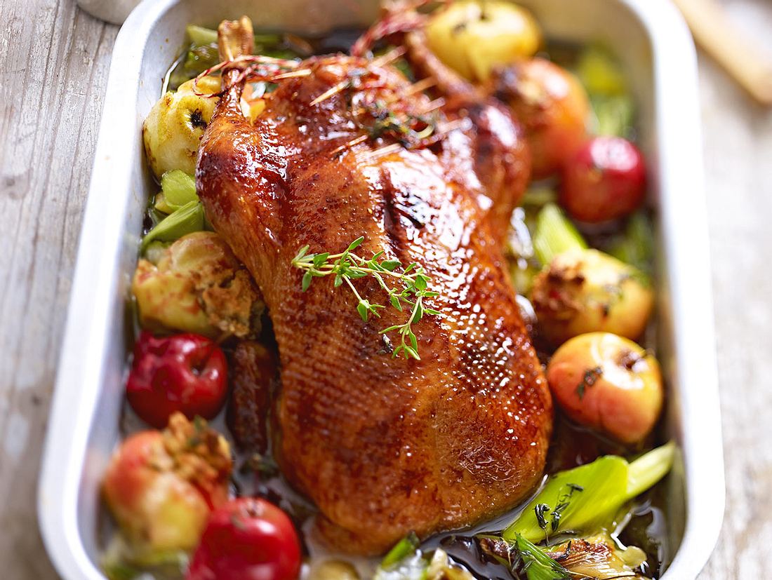 Knusprige Ente mit Bratäpfeln und Thymian Rezept | LECKER