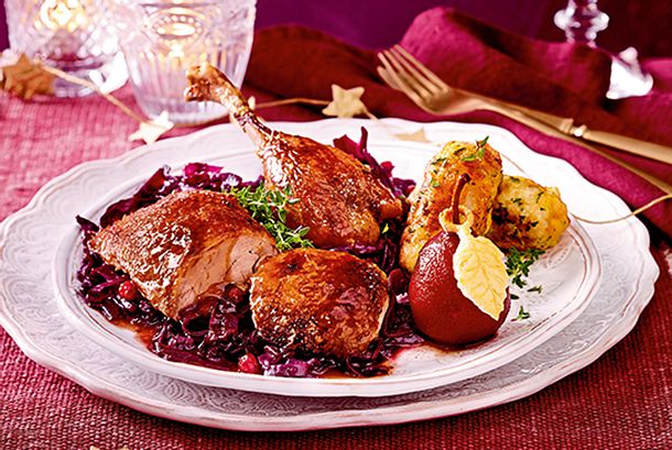 Knusprige Ente mit Knödelkroketten und Portweinbirne Rezept Knusprige Ente mit Knödelkroketten und Portweinbirne Rezept