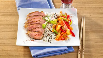 Knusprige Entenbrust auf süß-saurem Asia-Gemüse Rezept - Foto: LECKER @ Bauer Media Group
