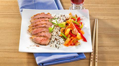 Knusprige Entenbrust auf süß-saurem Asia-Gemüse Rezept - Foto: Först, Thomas