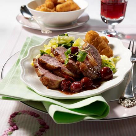 Knusprige Entenbrust in Kirsch-Sherrysoße zu Butter-Spitzkohl Rezept Knusprige Entenbrust in Kirsch-Sherrysoße zu Butter-Spitzkohl Rezept