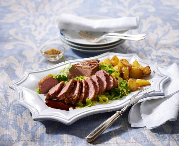 Knusprige Entenbrust mit Butterspitzkohl und Sesam-Kartoffeln Rezept Knusprige Entenbrust mit Butterspitzkohl und Sesam-Kartoffeln Rezept
