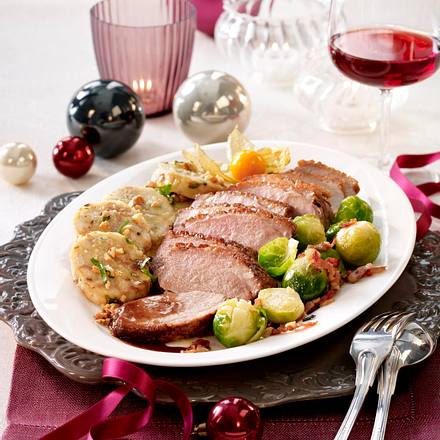 Knusprige Entenbrust mit Rosenkohl, Mandel-Serviettenkloß und Balsamicojus Rezept Knusprige Entenbrust mit Rosenkohl, Mandel-Serviettenkloß und Balsamicojus Rezept