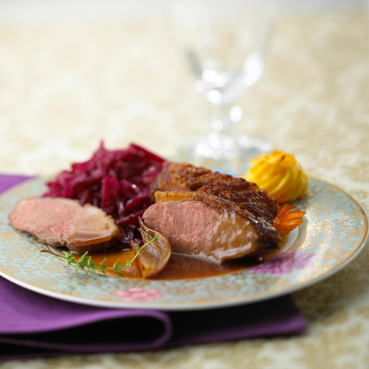 Knusprige Entenbrust zu Herzogin-Kartoffeln und Rotkohl Rezept