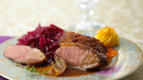 Knusprige Entenbrust zu Herzogin-Kartoffeln und Rotkohl Rezept - Foto: Pretscher, Tillmann
