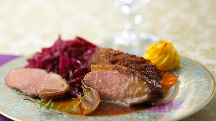 Knusprige Entenbrust zu Herzogin-Kartoffeln und Rotkohl Rezept - Foto: Pretscher, Tillmann