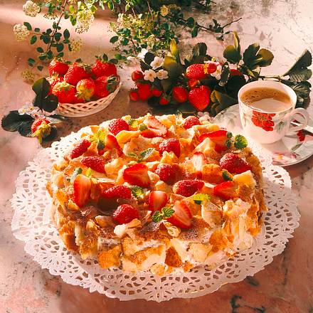 Knusprige Erdbeer-Schokoladensahne-Torte Rezept Knusprige Erdbeer-Schokoladensahne-Torte Rezept