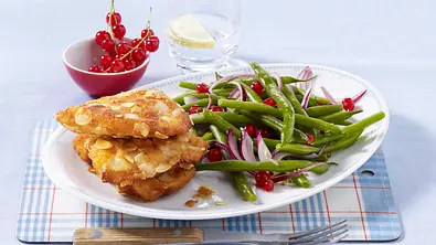 Knusprige Filets in Mandelhülle zu Bohnensalat Rezept - Foto: LECKER @ Bauer Media Group