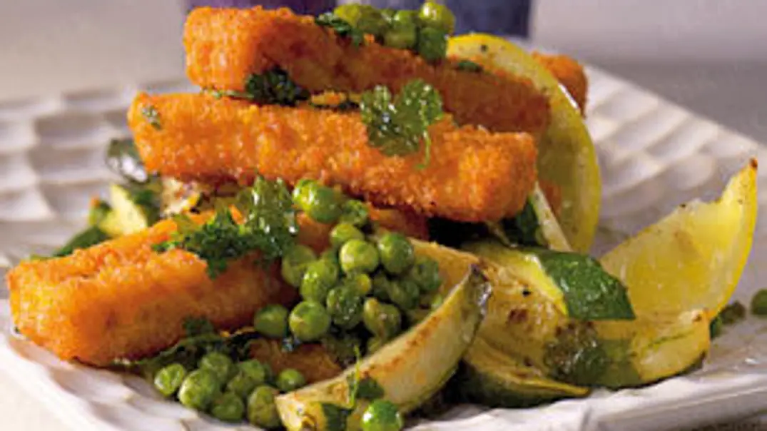 Knusprige Fischstäbchen mit Erbsen und Zucchini Rezept - Foto: LECKER @ Bauer Media Group Knusprige Fischstäbchen mit Erbsen und Zucchini Rezept - Foto: LECKER @ Bauer Media Group