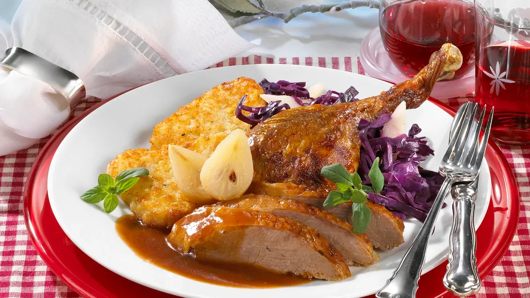 Knusprige Gans mit Birnenfüllung Rezept - Foto: LECKER @ Bauer Media Group Knusprige Gans mit Birnenfüllung Rezept - Foto: LECKER @ Bauer Media Group