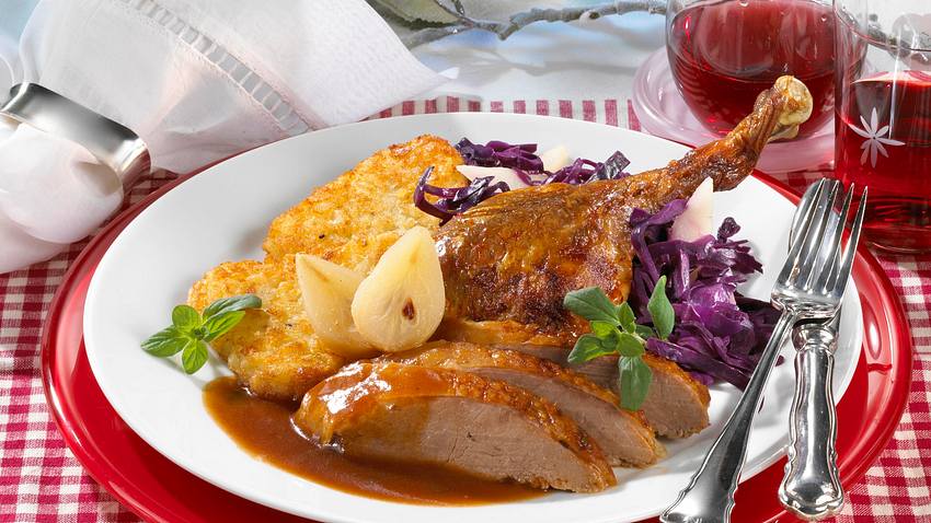 Knusprige Gans mit Birnenfüllung Rezept - Foto: House of Food / Bauer Food Experts KG