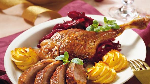 Knusprige Gans mit Majoran-Äpfeln Rezept - Foto: House of Food / Bauer Food Experts KG