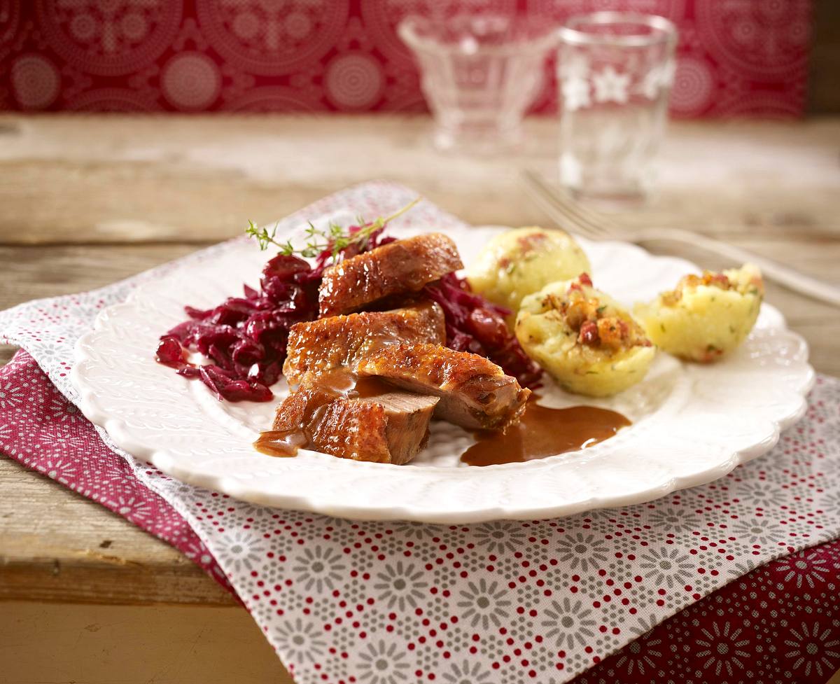 Knusprige Gänsebrust mit Sauerkirsch-Rotkohl Rezept