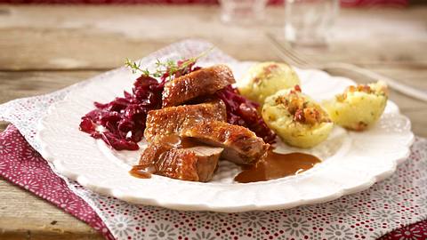 Knusprige Gänsebrust mit Sauerkirsch-Rotkohl Rezept - Foto: House of Food / Bauer Food Experts KG