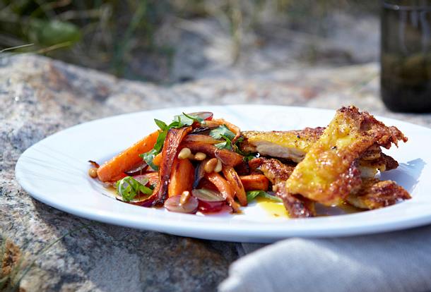 Knusprige Hähnchen mit Limonen-Möhren-Traubensalat Rezept Knusprige Hähnchen mit Limonen-Möhren-Traubensalat Rezept