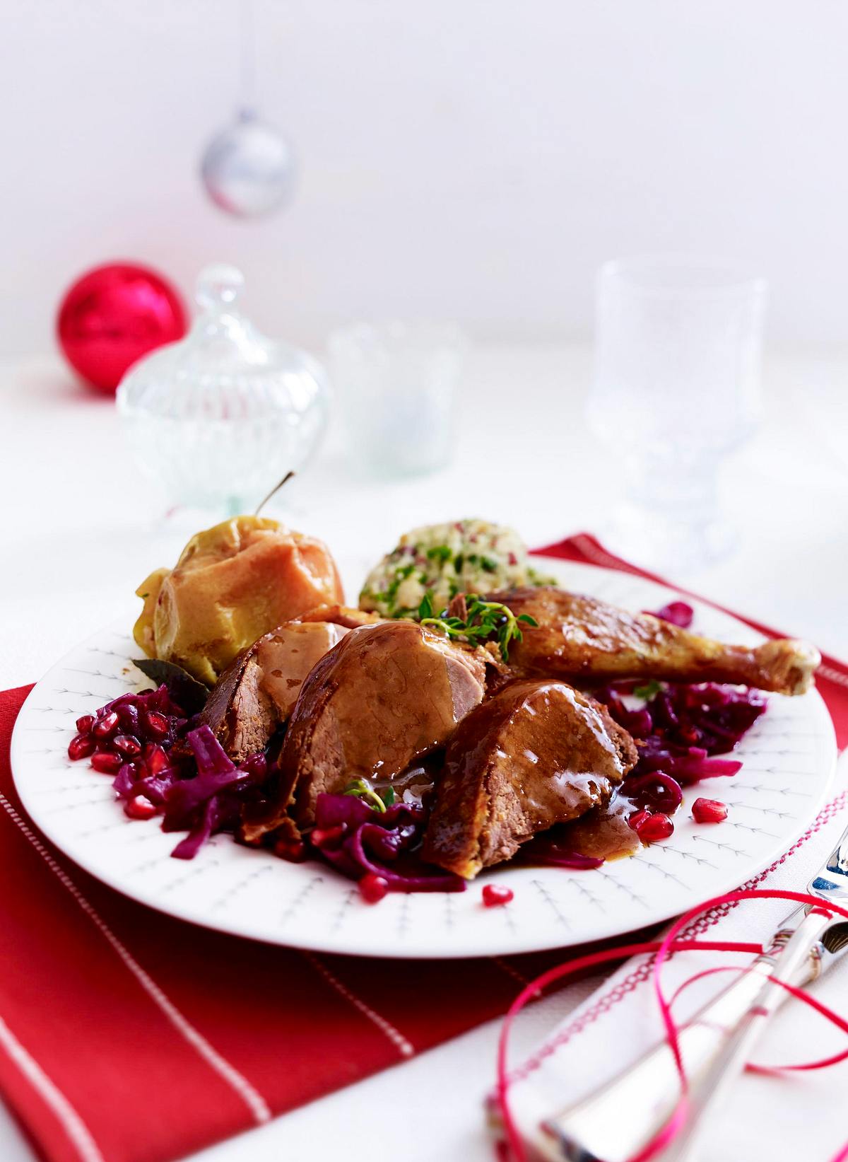 Knusprige Karamellente mit Granatapfelrotkohl und Ciabatta-Gnocchi Rezept