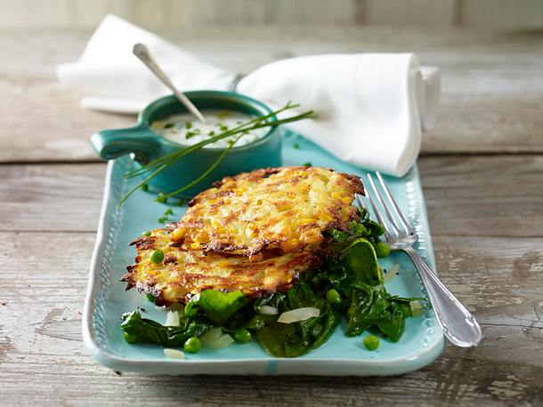 Knusprige Kartoffel-Mais-Puffer auf Blattspinat Rezept Knusprige Kartoffel-Mais-Puffer auf Blattspinat Rezept