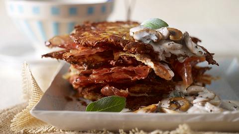 Knusprige Kartoffel-Parmesan-Rosti mit Sahne-Champignons Rezept - Foto: House of Food / Bauer Food Experts KG
