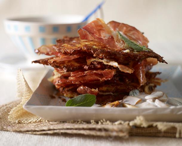 Knusprige Kartoffel-Parmesanrösti mit Champignon-Salbei-Rahmsoße Rezept Knusprige Kartoffel-Parmesanrösti mit Champignon-Salbei-Rahmsoße Rezept