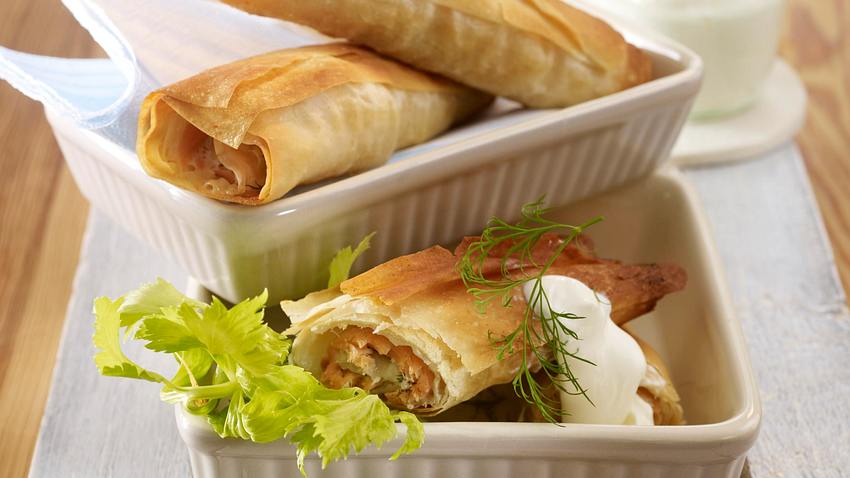 Knusprige Lachs-Strudel-Stangen mit Meerrettich-Creme fraiche Rezept - Foto: House of Food / Bauer Food Experts KG