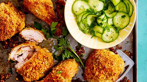 Knusprige Mandel-Hähnchenkeulen Rezept - Foto: House of Food / Bauer Food Experts KG