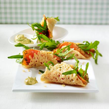 Knusprige Parmesanröllchen mit Lachs Rezept Knusprige Parmesanröllchen mit Lachs Rezept