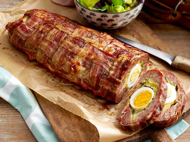 Knusprige Schinkenspeck-Hack-Rolle mit Salsicce und Eiern Rezept Knusprige Schinkenspeck-Hack-Rolle mit Salsicce und Eiern Rezept