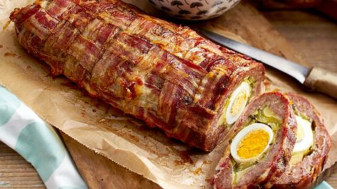 Knusprige Schinkenspeck-Hack-Rolle mit Salsicce und Eiern Rezept - Foto: House of Food / Bauer Food Experts KG