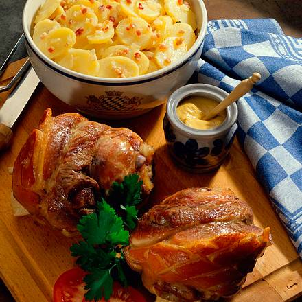 Knusprige Schweinshaxen auf Ananas-Kraut Rezept Knusprige Schweinshaxen auf Ananas-Kraut Rezept