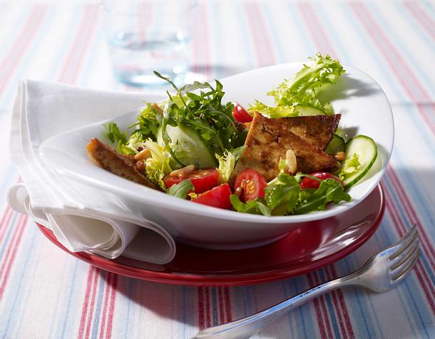 Knusprige Tofustangen auf grünem Salat Rezept Knusprige Tofustangen auf grünem Salat Rezept