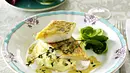 Knusprige Zanderfilets auf Macadamia-Püree und Rosencurryschaum - Foto: LECKER @ Bauer Media Group