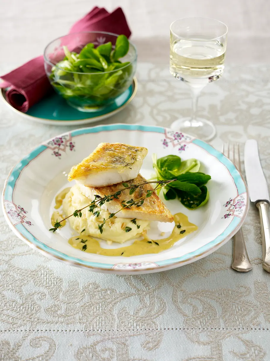 Knusprige Zanderfilets auf Macadamia-Püree und Rosencurryschaum (Johann Lafer) Rezept